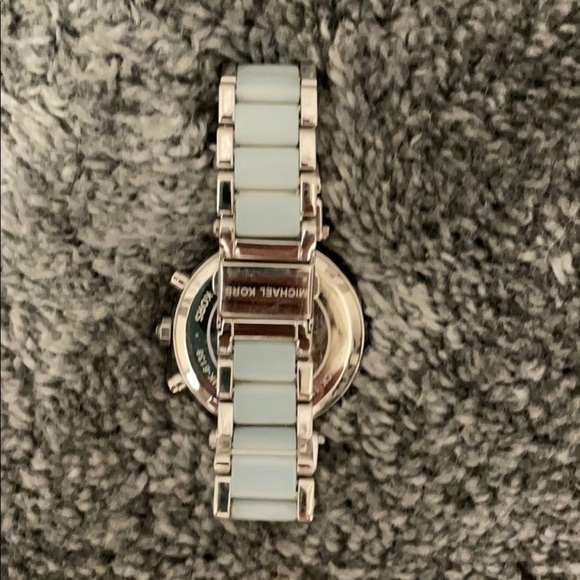Like new silver Michael kors watch with Pearl face - Picture 2 of 4